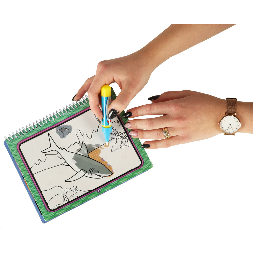 Carte de colorat interactiva, Zola, stilou cu apa, 4 planse diferite, animale marine, 19x15 cm Carte de colorat interactiva, Zola, stilou cu apa, 4 planse diferite, animale marine, 19x15 cm